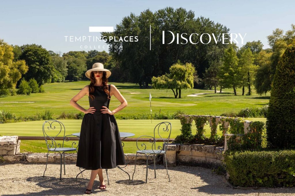 Femme au chapeau sur la terrasse face au golf du Château d'Augerville, pop-up Discovery