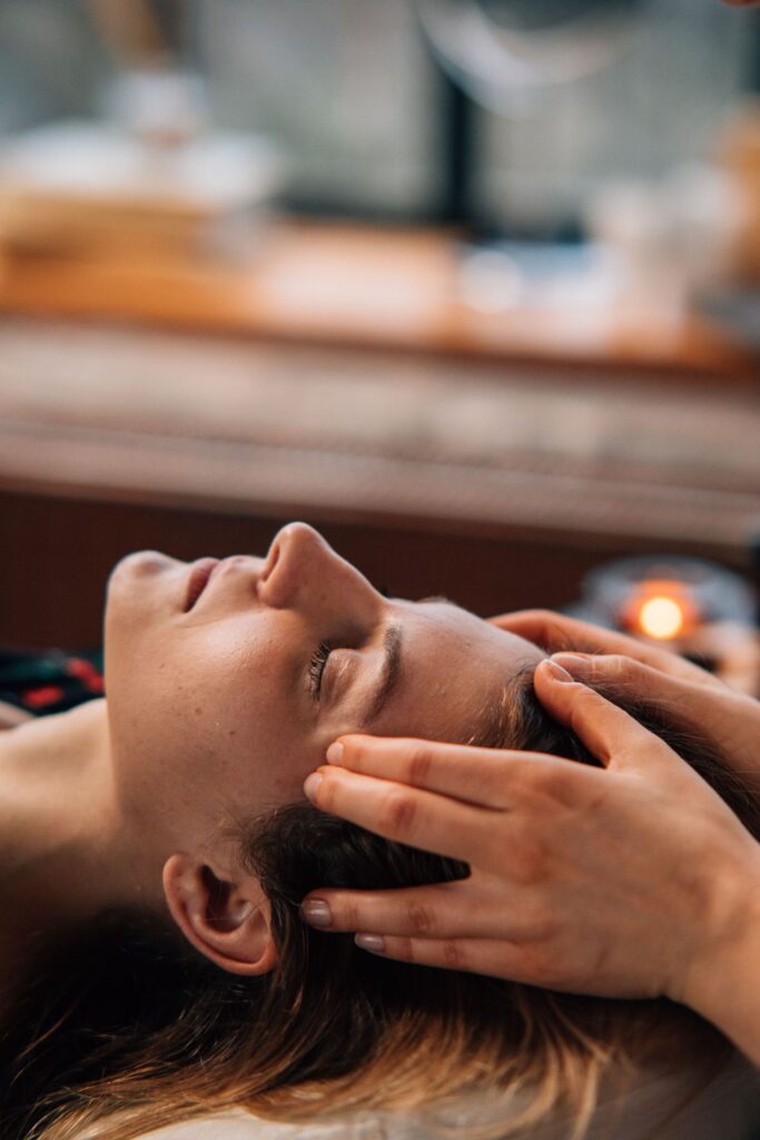 Femme allongée, les yeux fermés, pendant une séance de détente guidée
