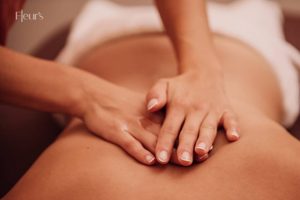 Massage du dos aux mains au spa du Château d'Augerville